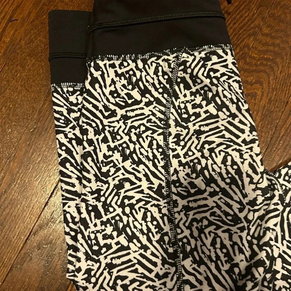Lululemon Pace Pusher Crop blk/white xs EUC - Picture 3 of 7